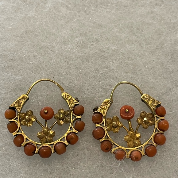 Pair of Mexican gold and coral earrings - Picture 3 of 9